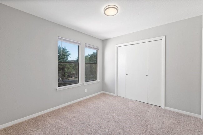 Building Photo - 1930 Holly Hill Dr