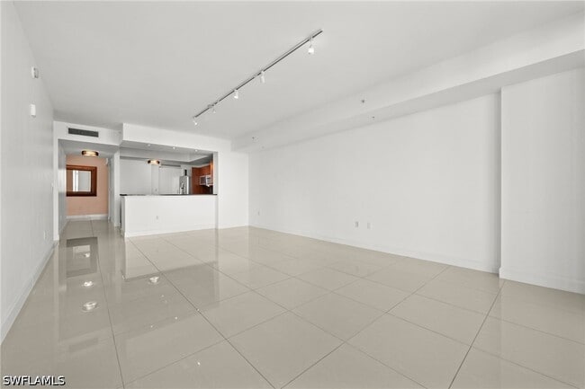 Building Photo - 3000 Oasis Grand Blvd