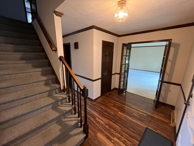 Building Photo - Large 5BR/3.5 Bath in Elm Heights. Available Now!