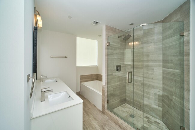 Building Photo - 1300 Brickell Bay Dr
