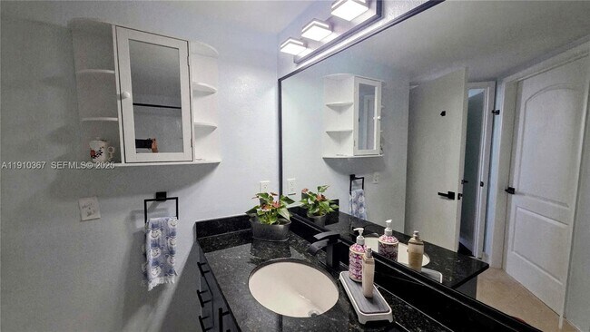 Building Photo - 1625 Kennedy Cswy