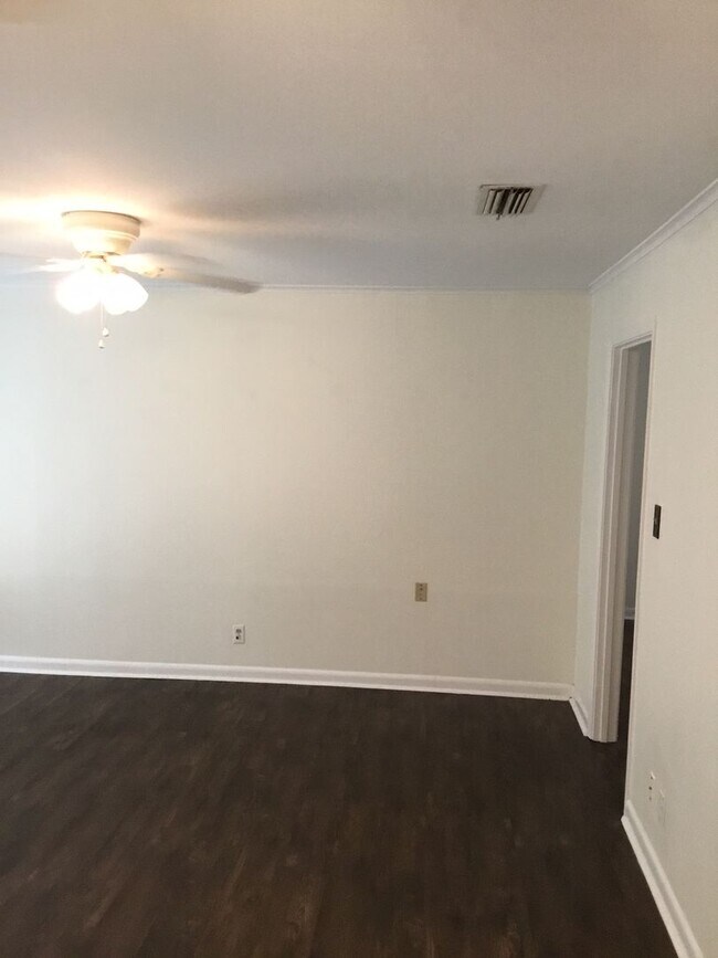 Building Photo - *3/2*SOUTHERN HILLS/SOUTHWOOD*FRESH PAINT*