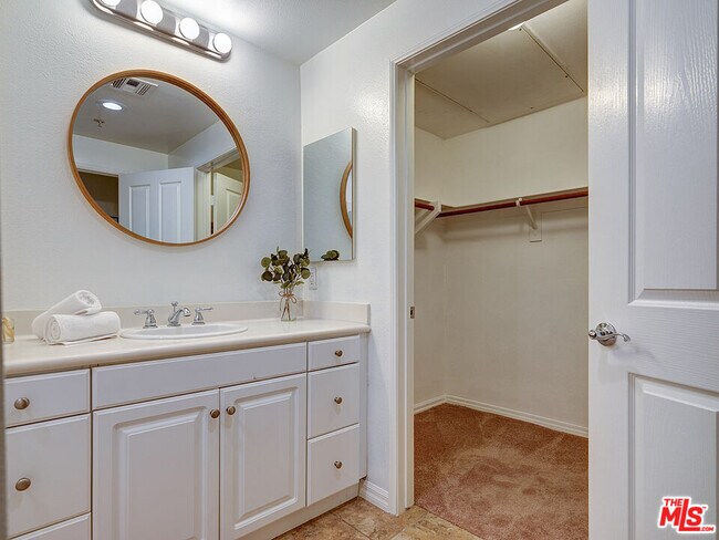 Building Photo - 6020 S Seabluff Dr