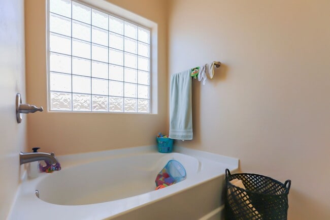 Building Photo - Pet Friendly 4 Bed 2 Bath Home!