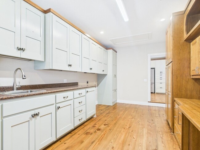 Building Photo - Adorable Bunglow