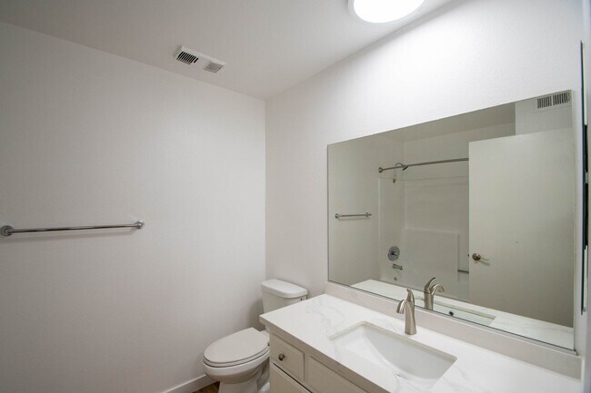 Building Photo - 5400 Morella Ave