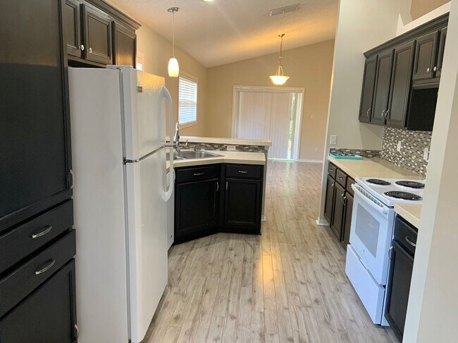 Building Photo - Longwood - 3 Bedroom, 2 Bathroom - $2,325.00