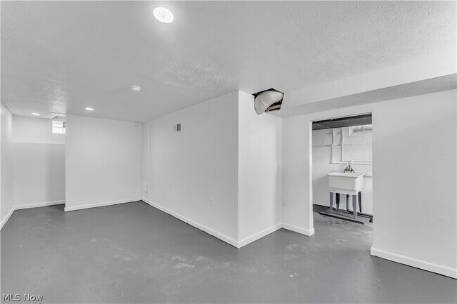 Building Photo - 15803 Delrey Ave
