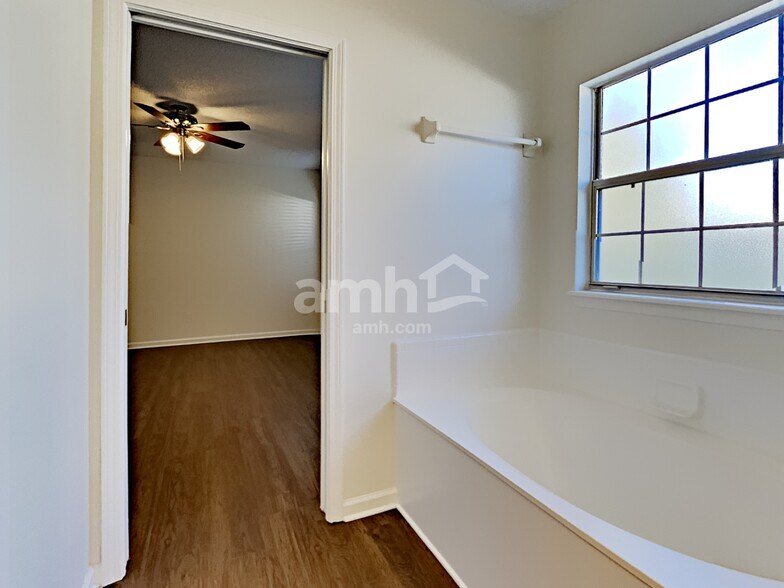 Building Photo - 3766 Woodbriar Dr