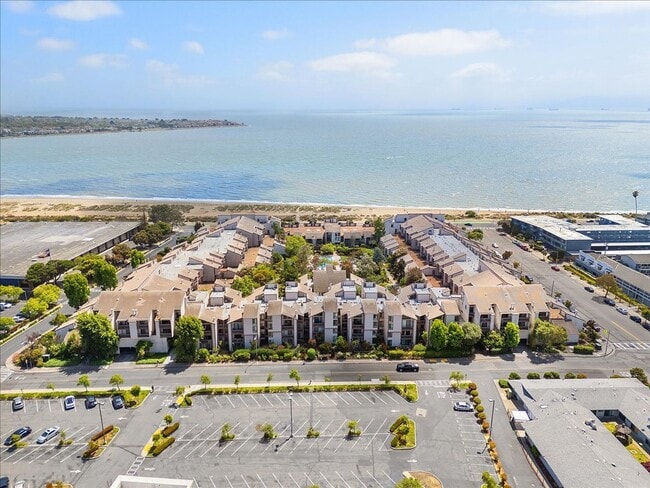 Building Photo - 2101 Shore Line Dr