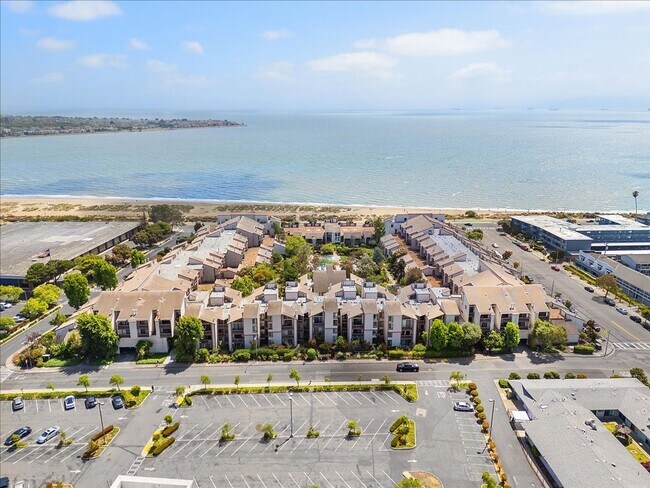 Building Photo - 2101 Shoreline Dr