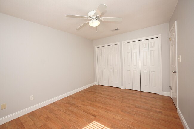 Building Photo - 243 Parkwood Cir