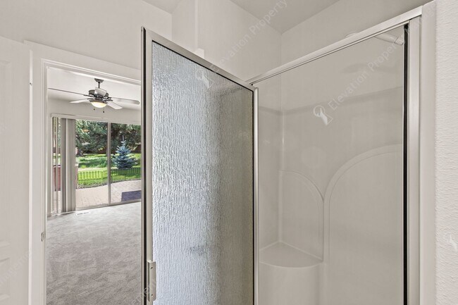 Building Photo - Eagle Crest Townhome Steps to Lakeside Cen...