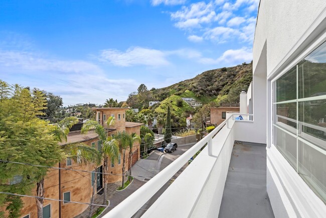 Building Photo - Beautifully Renovated Hollywood Hills House