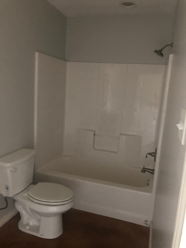 Building Photo - 3 bedroom, 2 bath DUPLEX!