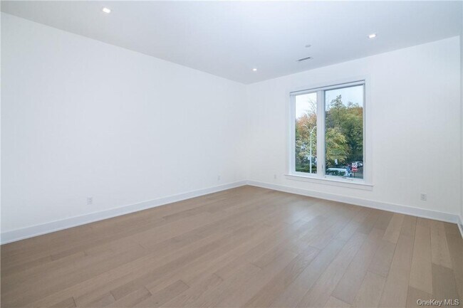 Building Photo - 110 Chatsworth Ave