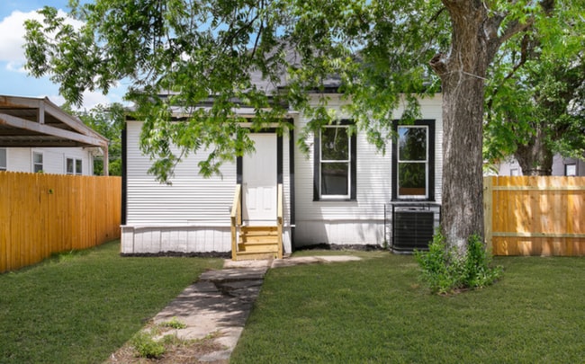 Building Photo - Historical Victorian Farmhouse minutes fro...