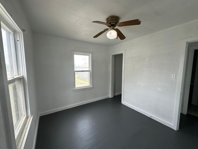 Building Photo - Spacious 2 bed with 2 car garage