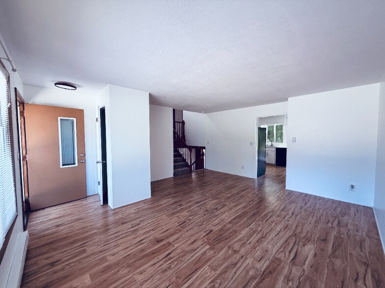 Building Photo - 1332 W Glenlord Rd