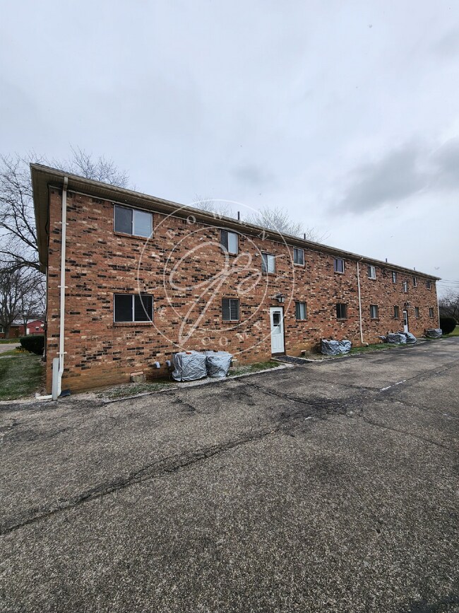 Building Photo - 2 bedroom- Perrysburg School District! Rea...