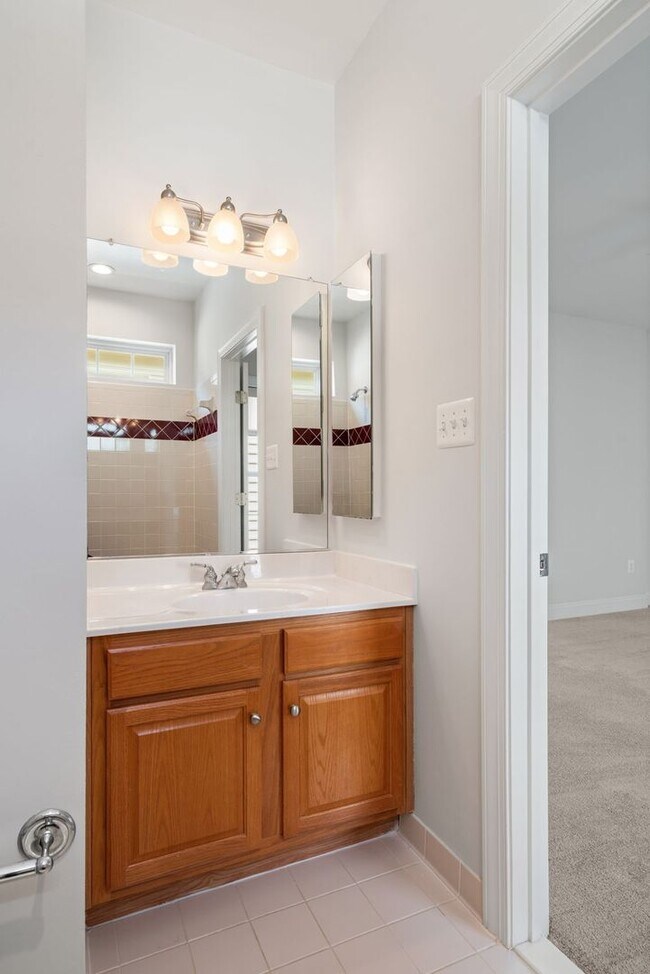 Building Photo - Stunning 4 level detached home close to the Mosaic District in Fairfax!