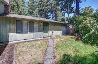 Building Photo - 2 BEDROOM, 1 BATH DUPLEX W/FENCED YARD!