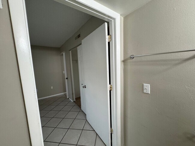 Building Photo - Contemporary 2/2 Condo Ground Level w/ Wheelchair Accessibility! 436/Curry Ford