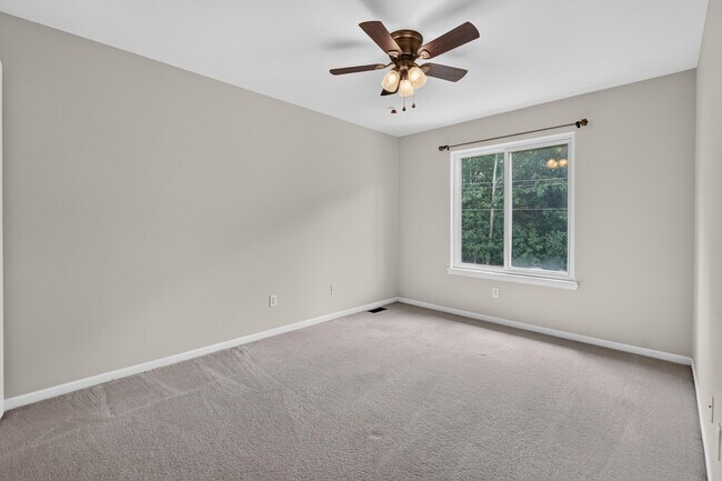 Building Photo - 392 Sedgewood Ln