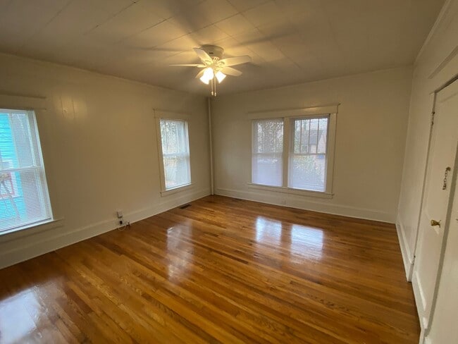 Building Photo - Spacious 1 Bedroom Near Duke East and Broad St - Huge Fenced Yd!