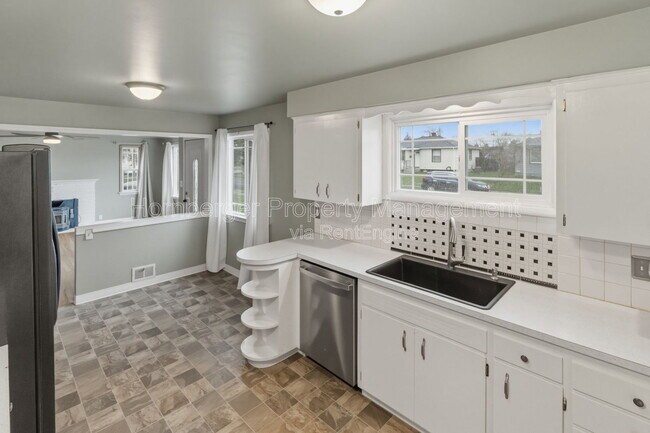 Building Photo - 612 E Walton Ave