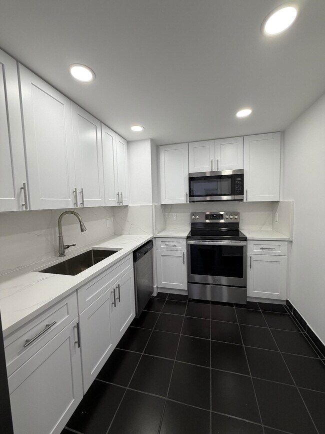 Building Photo - 5600 N Flagler Dr