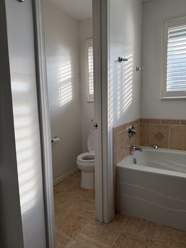 Building Photo - Spacious 3 Bed/2.5 Bath Federal Way Home.