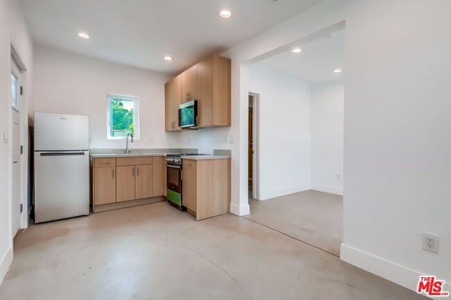 Building Photo - 1151 S Highland Ave