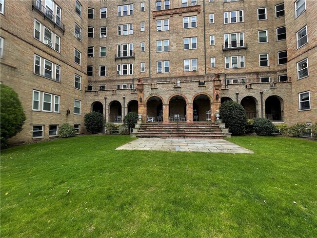 Building Photo - 490 Bleeker Ave
