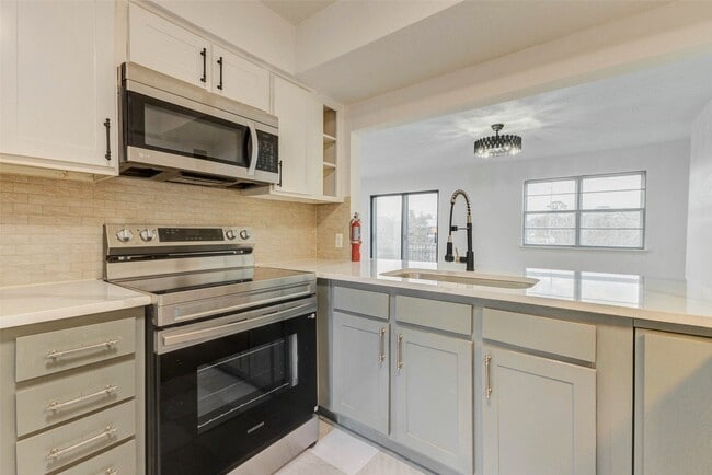 Building Photo - 2135 Casa Rio Cir