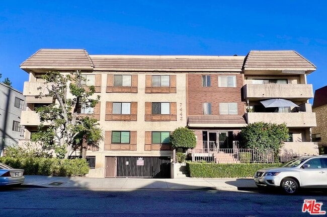 Primary Photo - 7442 Hazeltine Ave