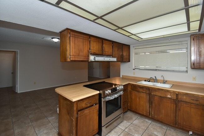 Building Photo - 2716 W Oakwood Ln