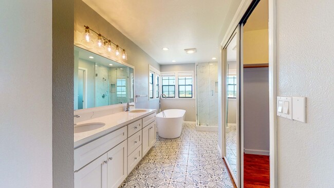 Building Photo - Beautiful 4 bedroom 3.5 bath Home with 2 c...