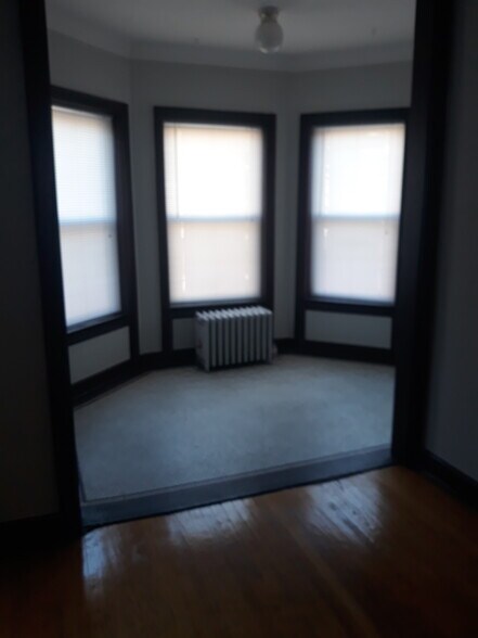 Building Photo - 835 W Cornelia Ave