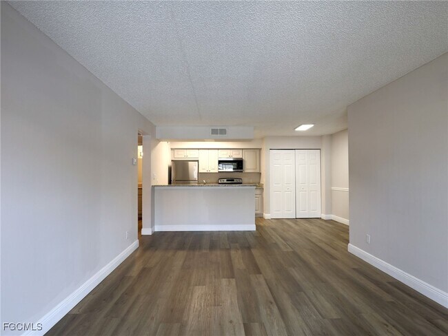 Building Photo - 5321 Summerlin Rd