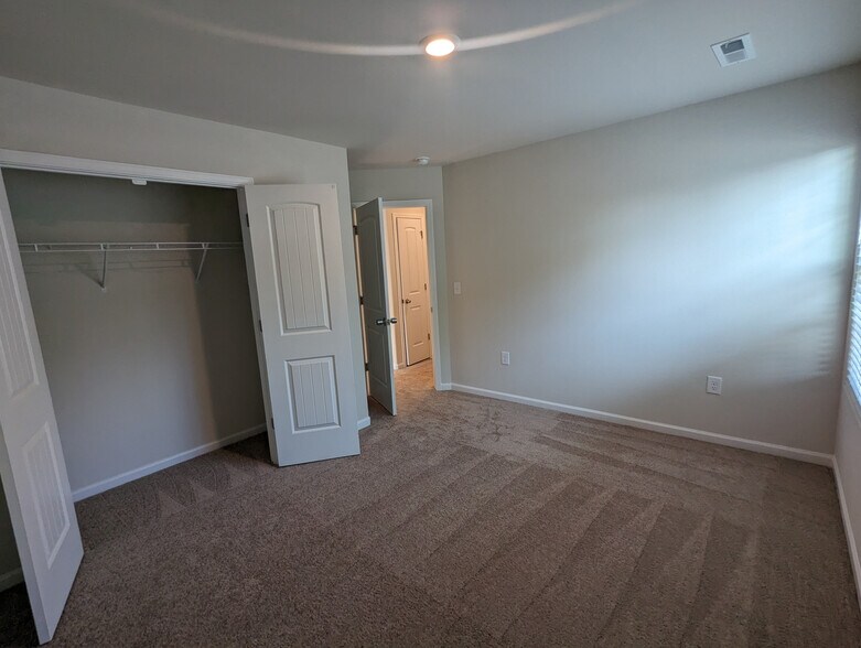 Building Photo - Room in House on Trailblazer St