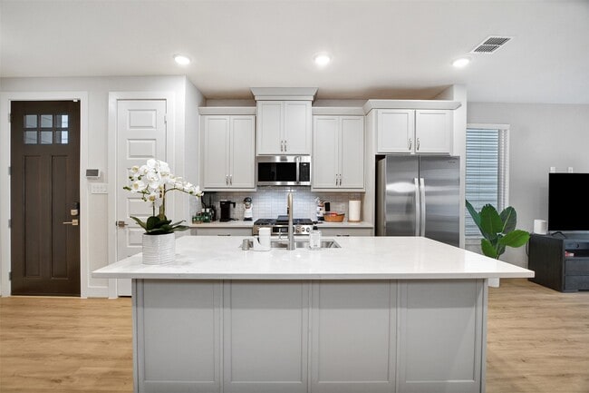 Building Photo - 119 E 43rd St