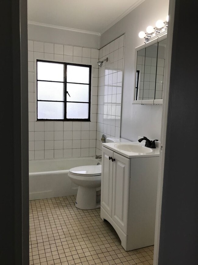 Building Photo - Bright and Cozy 2 Bedroom