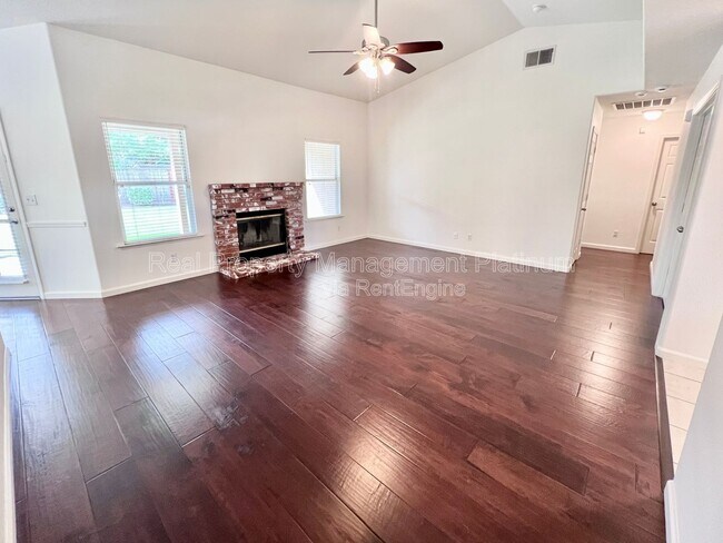 Building Photo - 6535 N Vista Ave