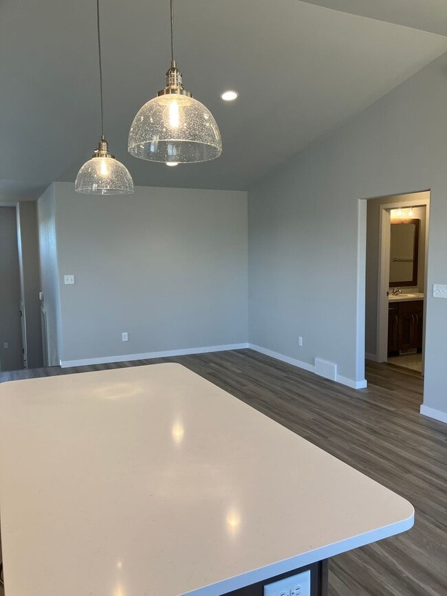 Building Photo - 4 Bed 3 Bath Single Family Home