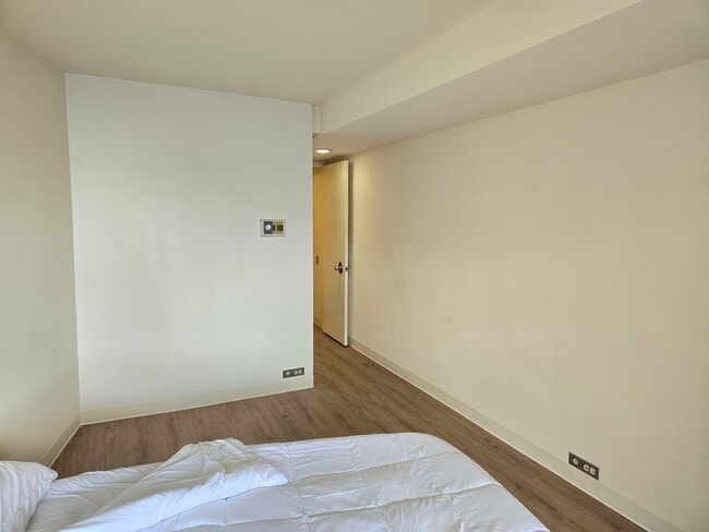 Building Photo - 300 N State St