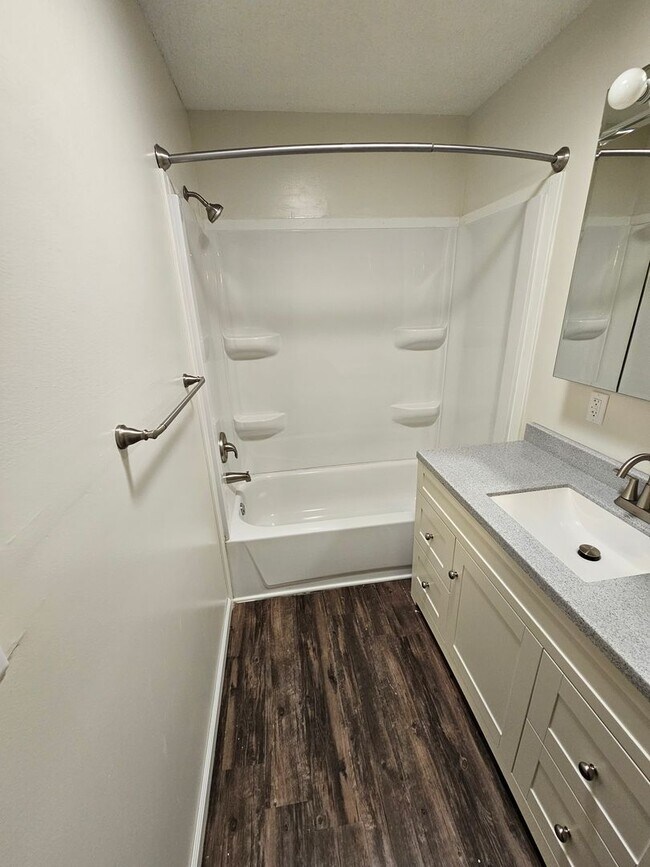 Building Photo - 1BR/1BA East Campus - Short Distance to Ca...