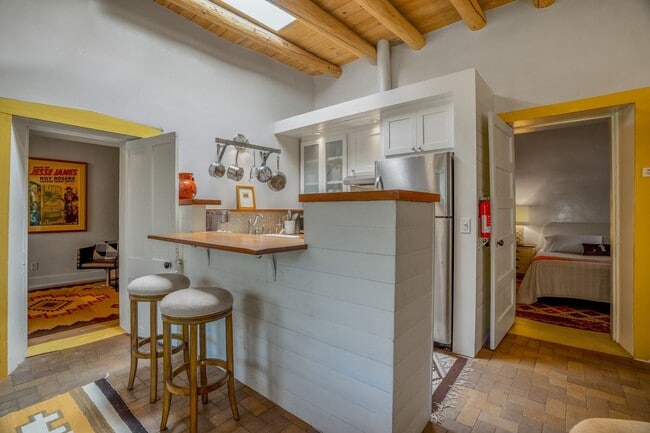 Building Photo - 573 W San Francisco St