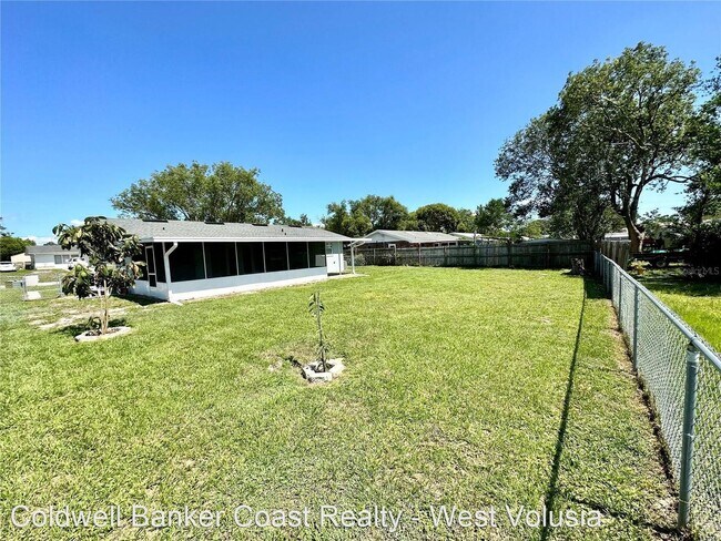 Building Photo - 2 br, 1.5 bath House - 2215 Poinsettia Dr