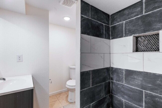 Building Photo - 1147 Inverness Dr